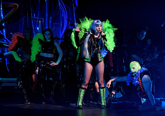 Майкл Дуглас, Кэтрин Зета-Джонс и другие на шоу Леди Гаги в Нью-Йорке Майкл Дуглас, Кэтрин Зета-Джонс и другие на шоу Леди Гаги в Нью-Йорке Звезды,Красная дорожка