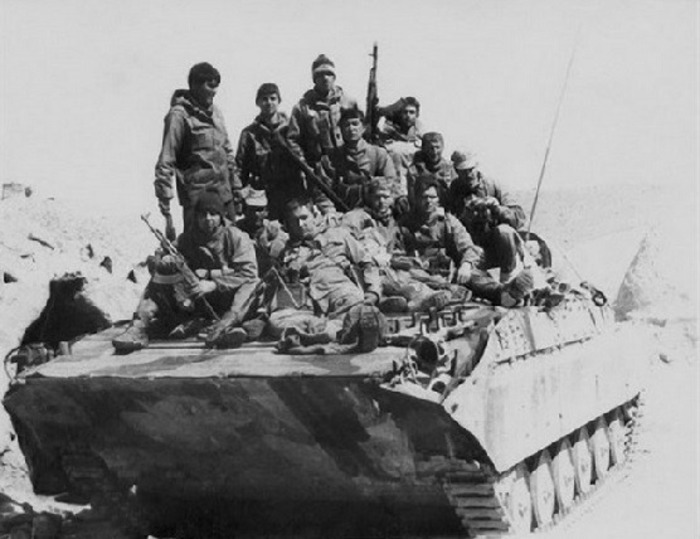 Почему советские солдаты ездили на танках и БТР сидя на броне