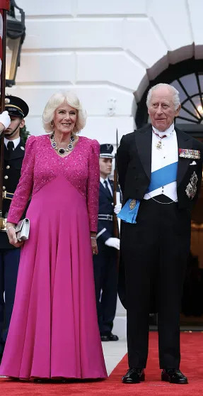 Дональд и Мелания Трамп провели ужин в Белом доме с Карлом III и королевой Камиллой Мелания, Камилла, Images, Дональд, одета, Белого, первой, матери, королевы, костюм, ТрампКоролева, платье, Камиллой, цвета, Трамп, Manolo, похожий, туфли, BlahnickКоролева, белые