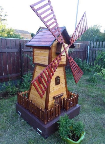 Декоративная мельница на участке