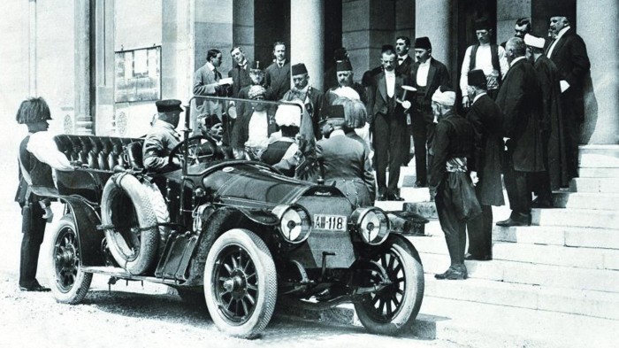 Церемония посадки Франца Фердинанда с женой в автомобиль Graf und Stift 28/32PS. \ Фото: google.com.