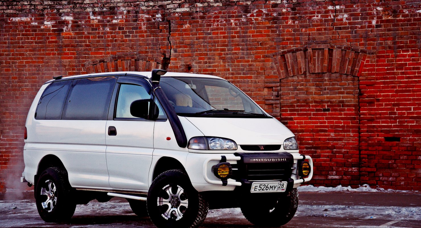 Mitsubishi Delica: Доступный 8-ми местный минивэн с хорошим оснащением Автомобили