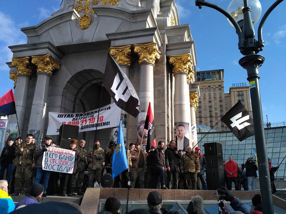 Семенченко и другие радикалы атаковали здание «Укрэнерго» в Киеве — жгут дымовые шашки
