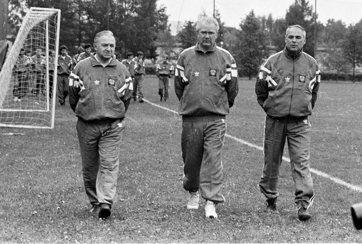 Футбольный тренеры ссср. Лобановский 1990. Лобановский сборная СССР.