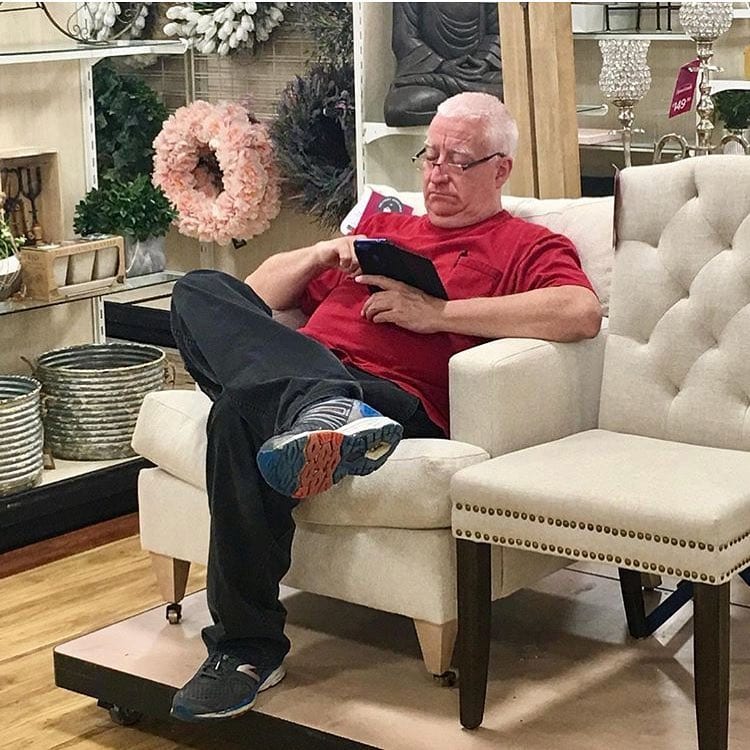 20 фотографий мужчин, которые ждут своих дам в магазинах. Максимальная концентрация страданий 