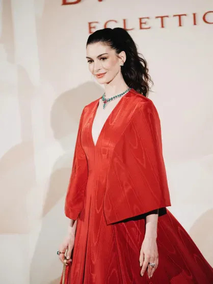 Энн Хэтэуэй, Дуа Липа, Приянка Чопра и Джейк Джилленхол на показе Bvlgari в Милане Чопра, Хэтэуэй, платье, Джилленхол, ДжилленхолПриянка, ЛипаПриянка, ХэтэуэйДуа, Джейк, звёзд, дополняли, украшения, Образы, ХэтэуэйЭнн, атласный, демонстрирующим, декольте, глубоким, ЧопраДжейк, бархатное, ХэтэуэйПриянка