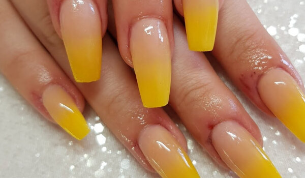 Маникюр в желтом
