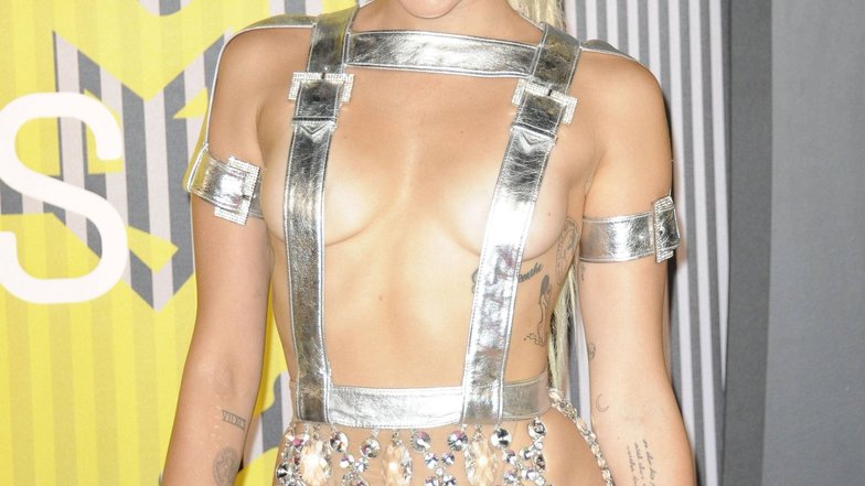 Miley cyrus grammy. Майли Сайрус Грэмми. Грэмми 2024 Майли Сайрус Наряды. Майли Сайрус 2024 Греми. Майли на премии.