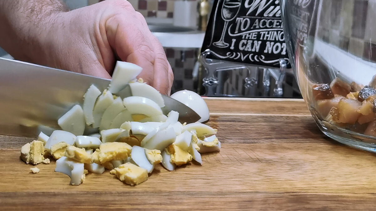 В этом салате абсолютно все просто - продукты самые обычные и готовить элементарно. Почистили рыбку, отварили заранее пару ингредиентов, нарезали и все готово.-3