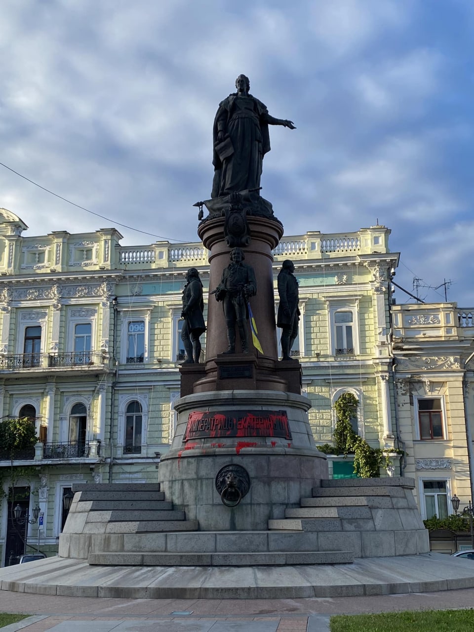 Одесса: Ужимки смердов под ногами Екатерины