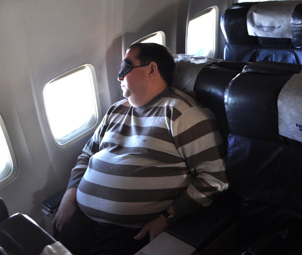 Мужчина толстый москва. Толстый человек в самолете. Толстый пассажир в самолете. Жирный в самолете.