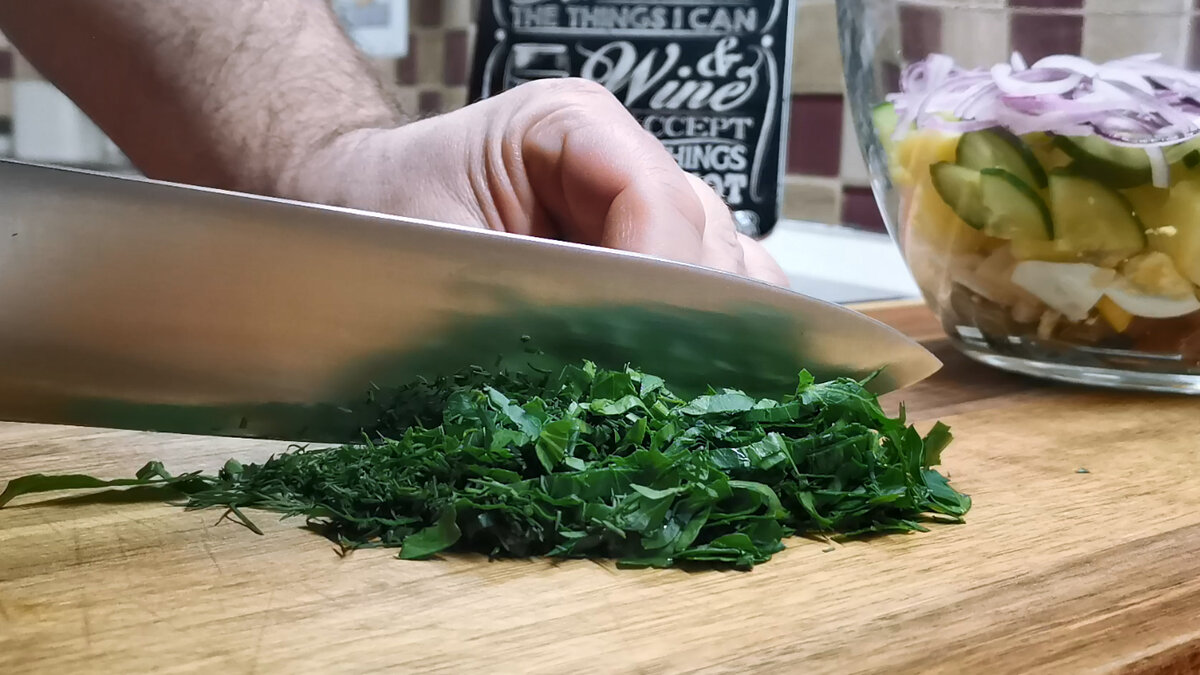 В этом салате абсолютно все просто - продукты самые обычные и готовить элементарно. Почистили рыбку, отварили заранее пару ингредиентов, нарезали и все готово.-7