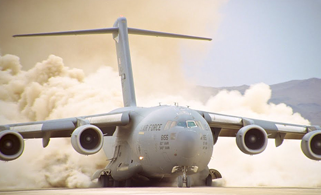 Пилот военного C-17 провел посадку в пустыне прямо на песок. Видео с дрона