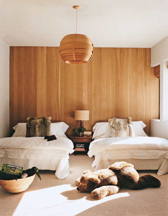 Множество деревянных элементов в интерьере спальной комнаты помогут создать уютную и тёплую атмосферу. 