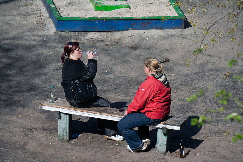 Фотограф четыре года снимал, что происходит на лавочке в украинском дворе. Некоторые кадры шокируют 
