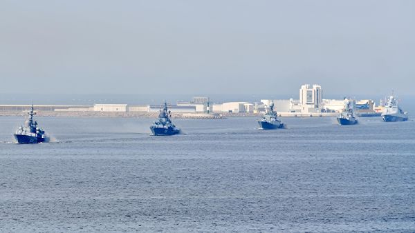 Корабли Военно-Морского флота РФ на главном военно-морском параде, посвященном Дню ВМФ, в Кронштадте
