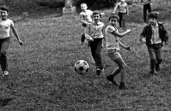 Игры 70 х. Дворовый футбол СССР. Футбол во дворе. Дети играют в футбол. Футбол во дворе СССР.