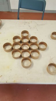 Настенные часы из картонных втулок своими руками Настенные часы из картонных втулок своими руками