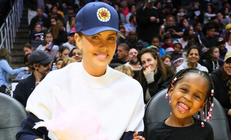 Шарлиз Терон сходила с детьми на баскетбольный матч