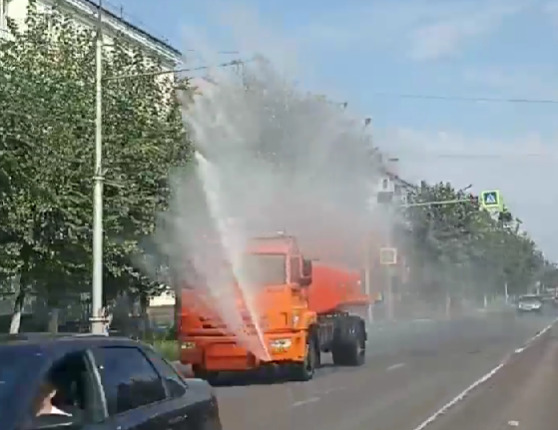 Рязанцев порадовала поливальная машина на центральной улице города