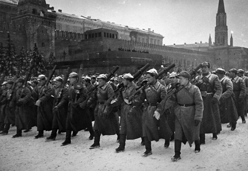 16 Парад на Красной площади 7 ноября. 1941.jpg
