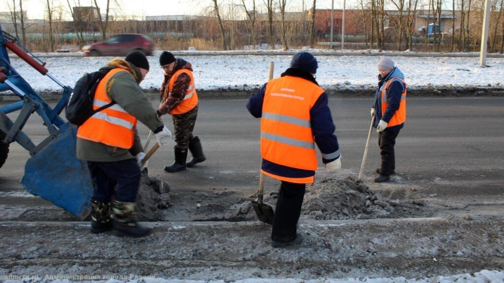 В Рязани продолжается круглосуточная уборка города