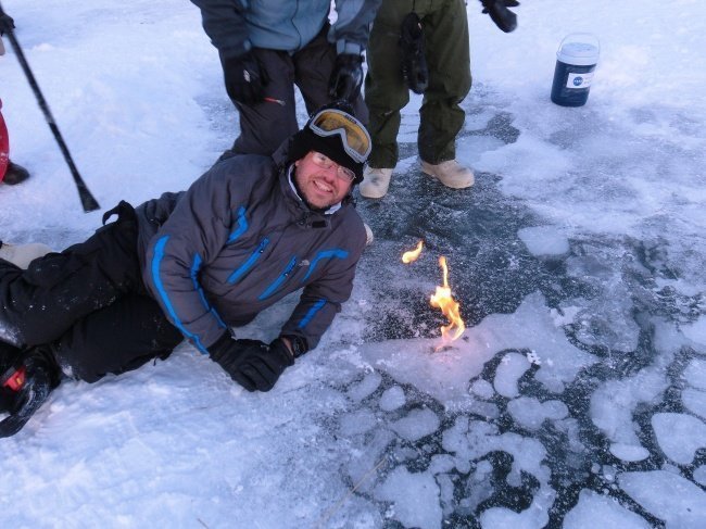 «Если на Аляске пробить во льду озера отверстие, пузырьки метана вырываются наружу и воспламеняются от малейшей искры» необычное, прикол, фото