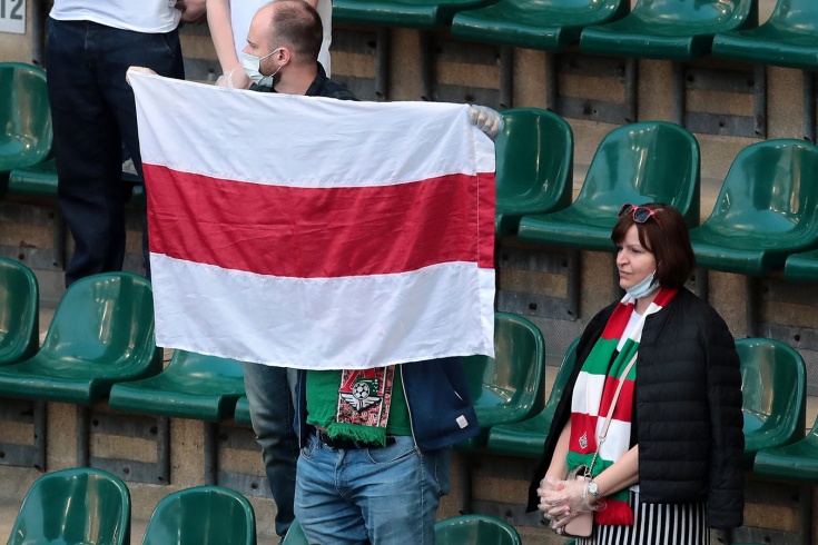 На стадионах Москвы запретили красно-белый флаг. Всё из-за протестов в Беларуси живе беларусь,общество,россияне,футбол
