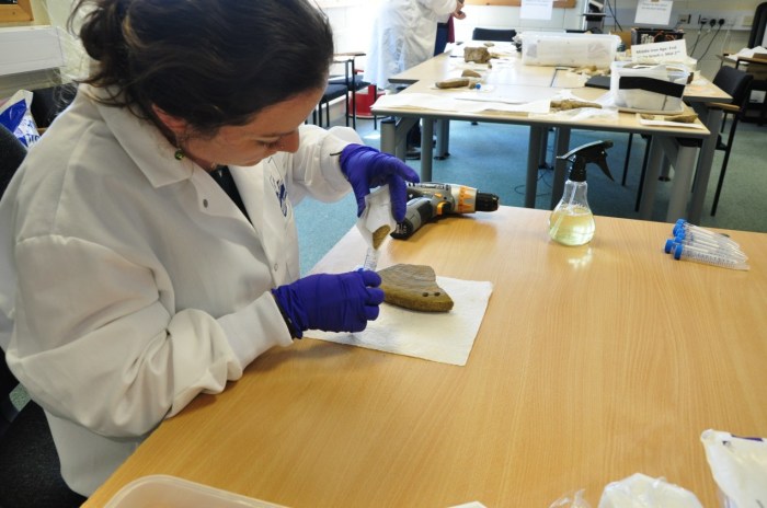 Бренна создаёт образец из артефакта китового уса найденного в Кэрнсе. \ Фото: archaeologyorkney.com.