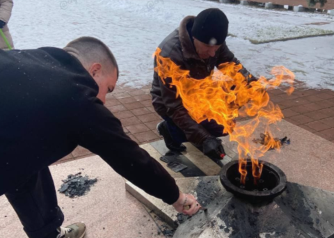 Вандалы сожгли венок в Вечном огне в Тимашевске