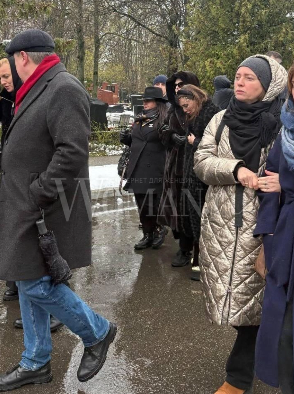 Сыновья едва сдерживали слезы, а жена раскрыла семейную тайну: как прошли похороны Алексея Пиманова Погодина, Ольга, журналиста, Алексея, Пиманов, Алексей, Пиманова, телеведущего, Дарья, друзья, никогда, временем, Пиманова —, скончался, супруга, также, Мужчина, секунду, продюсера, программы