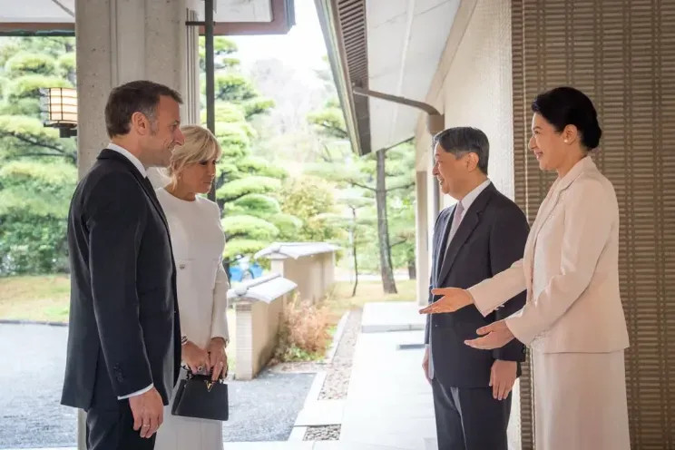 Брижит и Эммануэль Макрон посетили Японию и Южную Корею Брижит, Макрон, Эммануэль, Франции, визита, МакронЭммануэль, публике, появилась, детей, белом, экстремистской, Японию, посетили, организацией, давно, супруга, Нарухито, президент, французского, учительнице