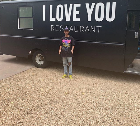 Сын Уилла Смита открыл веганский фудтрак для бездомных в свой день рождения Стиль жизни,Благотворительность