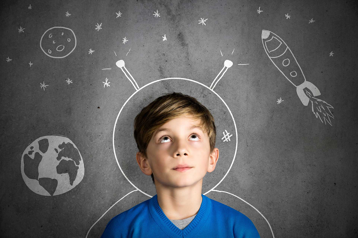 Детям о космосе. Ребенок воображает. Космос для детей школьного возраста. Ребенок мечтает о космосе.