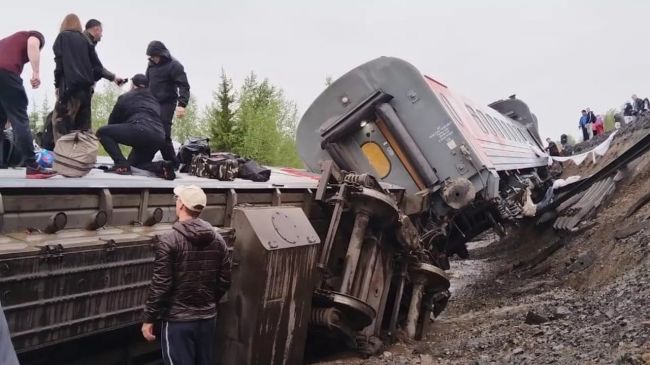 В Коми ввели режим ЧС из-за крушения пассажирского поезда