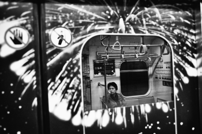 Размышления в метро, Корея. Автор: Argus Paul Estabrook.