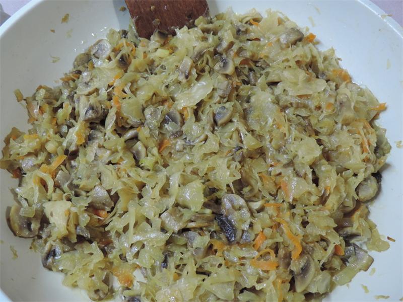 Мясной рулет с квашеной капустой