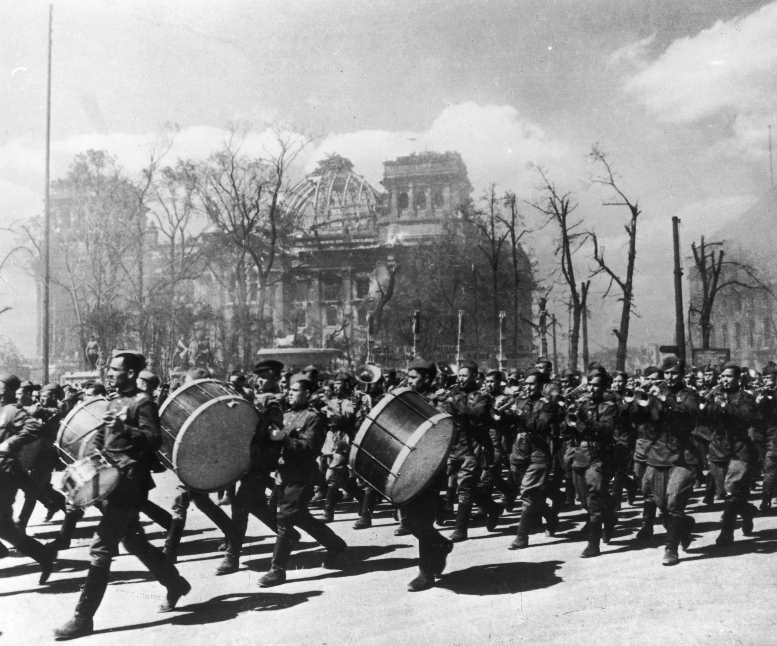 Оркестр во время войны. Военные оркестры в годы ВОВ 1941-1945. Штурм Рейхстага 28 апреля 1945. Парад Победы 1945 марш. Военный парад в Берлине 1945.