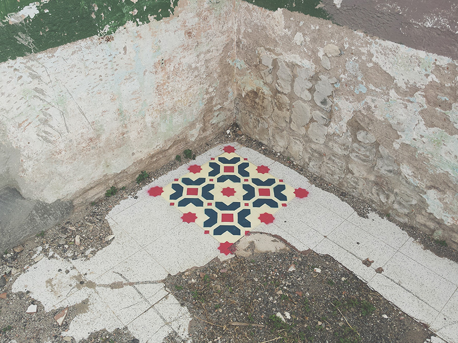 uzory-na-polu-zabroshennyh-zdanij-