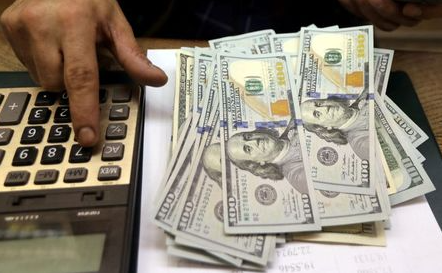 FILE PHOTO: An employee counts U.S. dollar bills at a money exchange in central Cairo, Egypt, March 20, 2019. REUTERS/Mohamed Abd El Ghany./File Photo