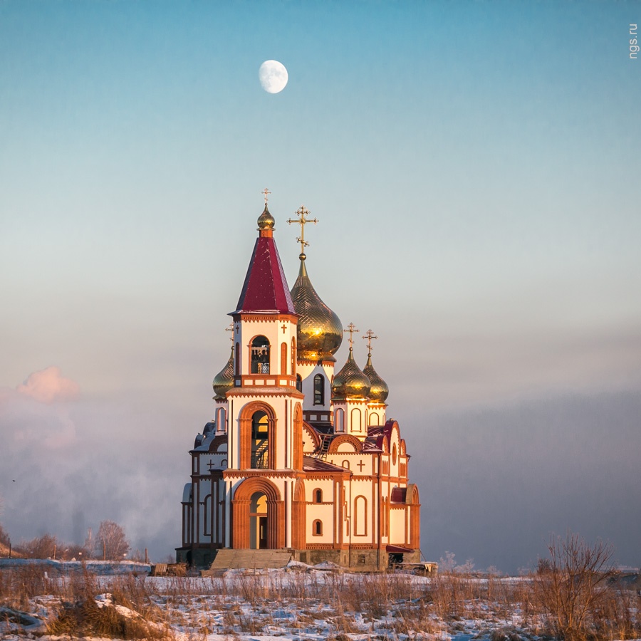 Градусы красноярск. Знаменитые места Красноярска. Вид на Церковь Академ лето. Красноярск красивые места фото.