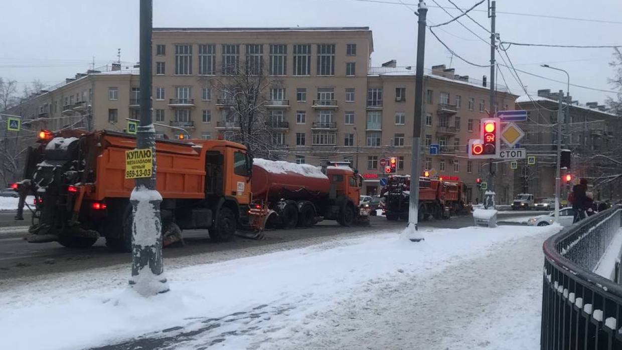 Коммунальщики устроили показательное выступление на Ланском шоссе в Петербурге