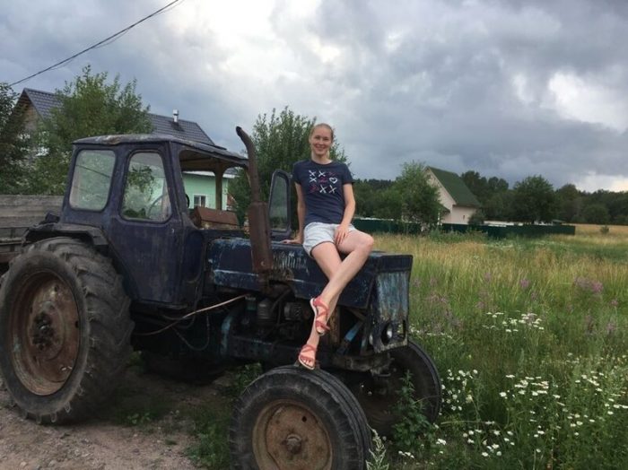 Сногсшибательные деревенские девушки без единого грамма косметики Сногсшибательные деревенские девушки без единого грамма косметики