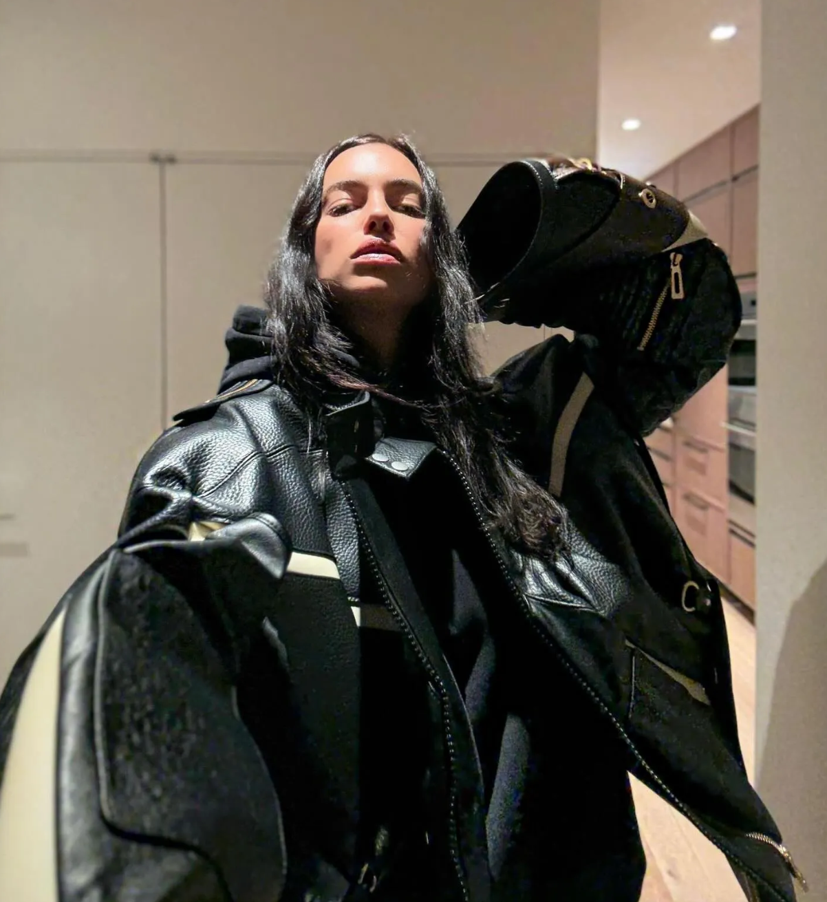 «Голое платье», блонд и роскошная фигура: красивые архивные снимки Ирины Шейк обсуждают в Сети Ирина, также, модель, звезды, жизни, платье, Модель, фотосоцсетиВ, актриса, позировала, кадры, дополнили, Брэдли, среди, время, путешествий, какая, показов, одном, комплиментов