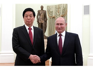 России надо уйти от лобового столкновения с США