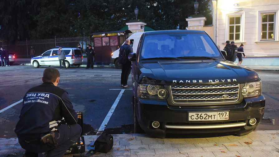 Россиянин на Range Rover протаранил ворота резиденции посла США в Москве