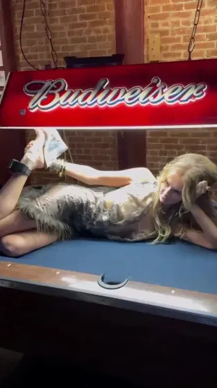 Анна Делви позировала для Playboy с GPS-трекером на ноге