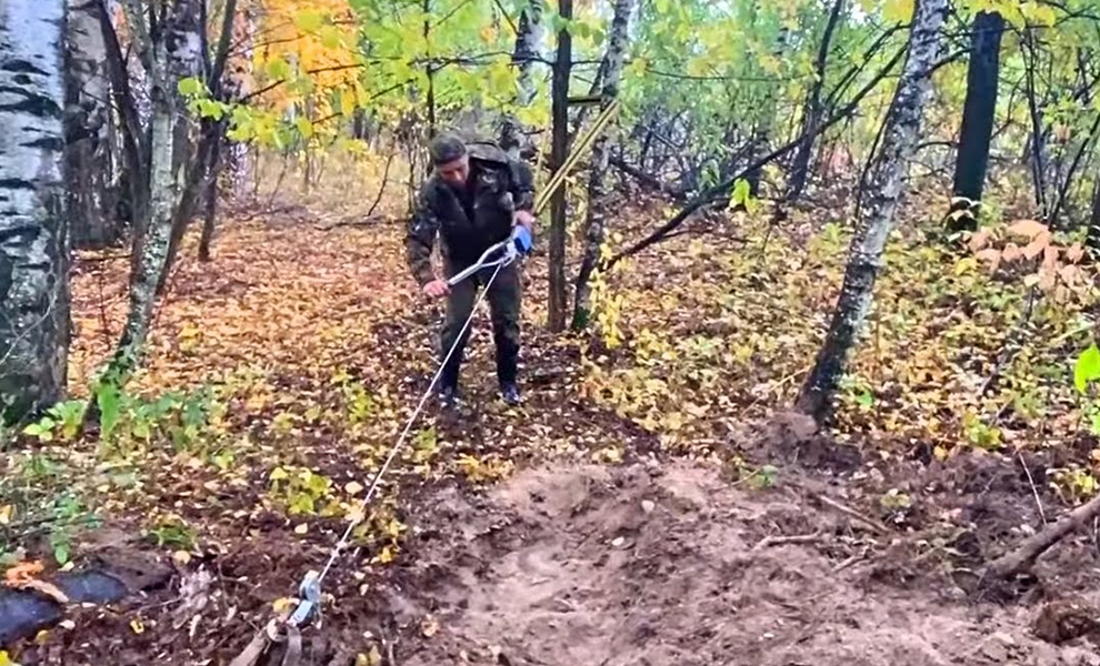 Грибник наткнулся в лесу на стальную ручку, которая виднелась в земле. Подцепил лебедкой и попробовал потянуть Культура