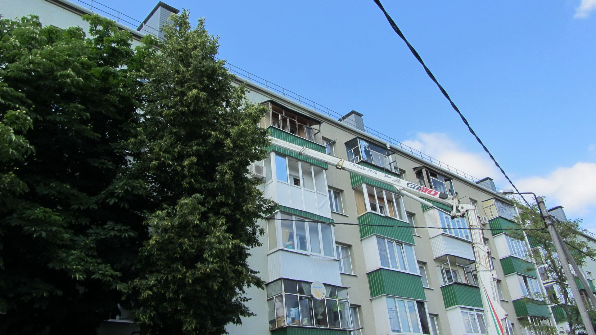Краном убирают разрушения на верхних этажах. Белгород, 03.07.2022 г.