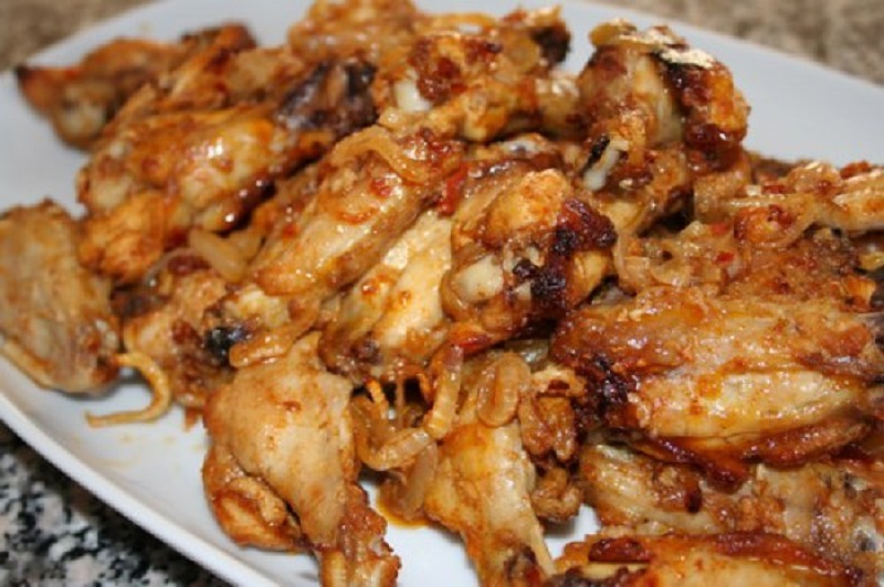 курица в духовке. маринад для куриных крылышек. курица в сахаре. что приготовить из курицы. запечённые бедра куриные в духовке.